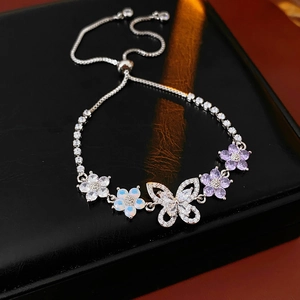 Details von Silberarmband mit Zirkonia-Blumen und Schmetterling-Anhängern, Gleitverschluss