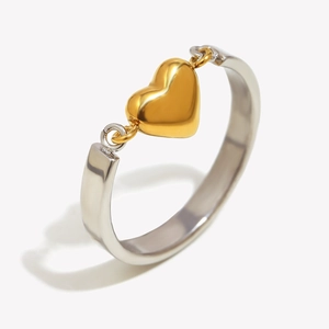 Anello bicolore in acciaio inossidabile con ciondolo a cuore dorato su fascia argento