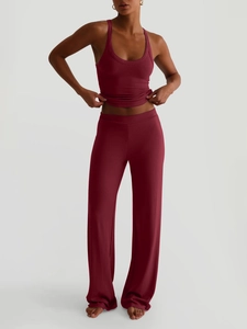 Dettaglio della trama del set yoga rosso scuro in maglia a coste con crop top e pantaloni