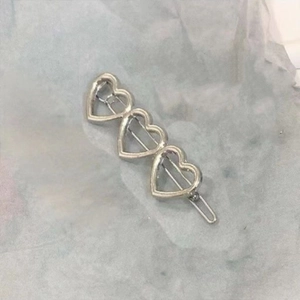 Fermaglio per capelli Y2K in argento con tre cuori vuoti e design minimalista