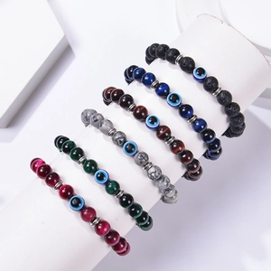 8mm Böser Blick Perlenarmbänder mit Naturstein und Lavagestein auf weißem Ständer