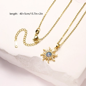 Detalle del collar de estrella solar chapado en oro 18K con ópalo y piedras de circón