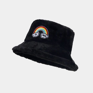 Détail d'un chapeau bob en peluche noire avec broderie arc-en-ciel et lettrage OH YEAH