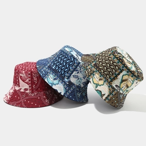 Dettaglio di cappelli alla pescatora stile boho con stampe floreali in tela rossa e blu