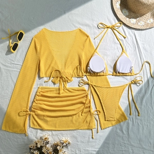 Dettaglio costume 4 pezzi giallo a nido d'ape con bikini, copricostume e mini gonna