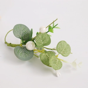 Vue détaillée du rond de serviette eucalyptus avec perles pour décor de table mariage