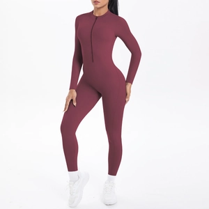 Seitenansicht des weinroten Langarm-Bodysuits mit Stehkragen und Reißverschluss-Detail
