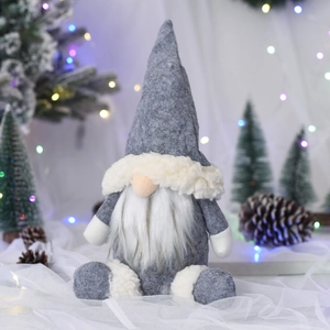 Weihnachtswichtel in Grau mit hoher Mütze und weißem Bart vor festlichem Hintergrund