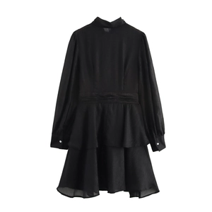 Robe courte noire à volants en mousseline style français avec col montant et rubans