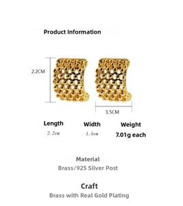 Vue détaillée des boucles d'oreilles en laiton doré avec dimensions 2,2cm et 1,5cm