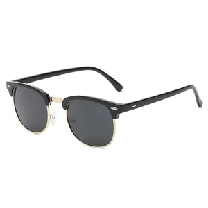 Classic 3016 polarized sunglasses with black frames and gold metal rim at 45-degree angle