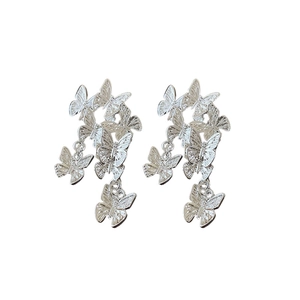 Eleganti orecchini a farfalla in argento con un design pieghettato minimalista di moda