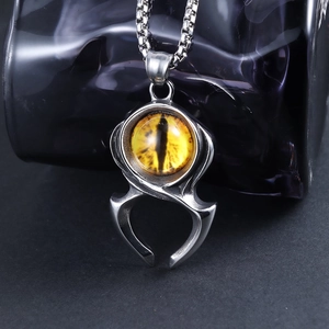 Pendentif œil de démon gothique avec griffes en acier inoxydable sur collier maille vénitienne