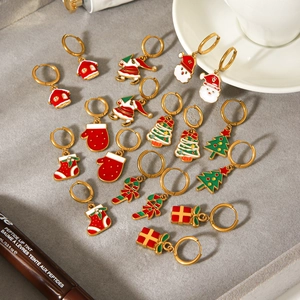 Boucles d'oreilles créoles dorées avec breloques de Noël en émail et motifs festifs