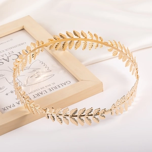 Couronne de cheveux élégante en métal doré en forme de feuilles sur soie blanche