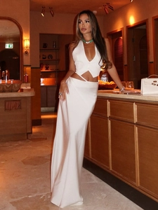 Détail de l'élégante jupe longue en satin blanc à taille haute avec un drapé gracieux
