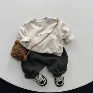 Kids beige fleece sweatshirt with Dad < mom print and brown bear crossbody bag