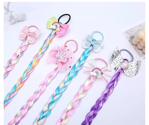 Détails d'élastiques licorne colorés avec nœuds et tresses en fibres synthétiques
