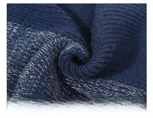 Dettaglio del berretto invernale in maglia con tessuto a trama grossa blu scuro e caldo