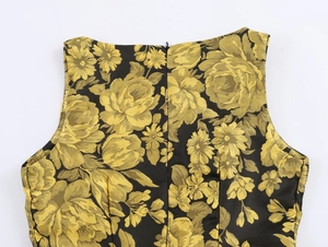 Detalle de cremallera invisible y textura jacquard floral en la espalda del vestido sin mangas