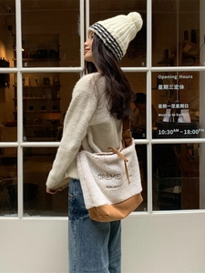 Bolso tote de felpa sherpa con bordado Crème y base de lona marrón para estilo otoñal