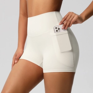 Gros plan d'un short de yoga taille haute doté d'une poche latérale pour téléphone portable