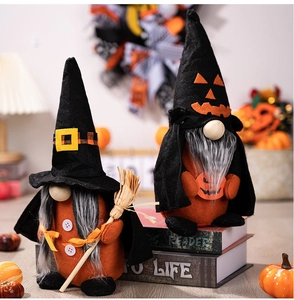 Vista dettagliata di gnomo di Halloween con cappello da strega, scopa e paillettes