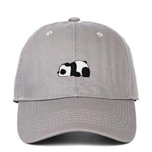 Dettaglio del cappellino da baseball in cotone grigio con ricamo panda sulla parte anteriore