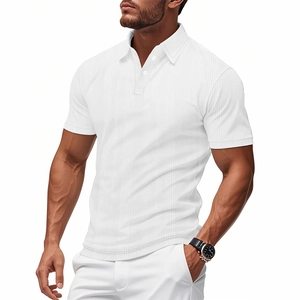 Vue détaillée du tissu gaufré blanc et de la patte à trois boutons du polo pour homme