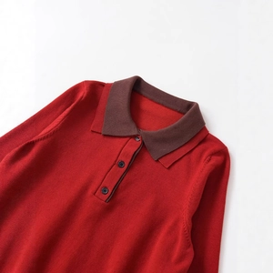 Pull en maille Polo rouge à manches longues avec col contrasté marron et boutons