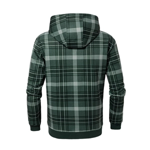 Detailansicht des dunkelgrünen Karo-Hoodies mit Rippbündchen am Saum und fester Kapuze