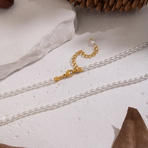 Collana di perle vintage francese fatta a mano con perle ovali bianche e chiusura oro