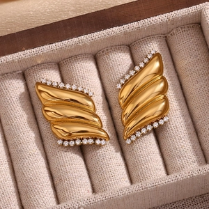 Dettaglio di orecchini ad ala placcati oro 18K con strass in una scatola di velluto