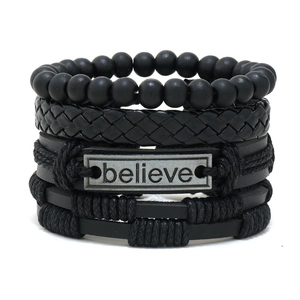 Set di 4 bracciali da uomo in pelle nera e perline con placca in metallo incisa Believe