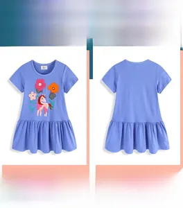 Détail à plat de la robe violette à manches courtes avec broderie licorne et fleurs