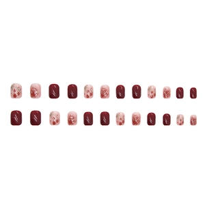 Faux ongles rouge bordeaux avec feuilles d'or et motifs floraux peints