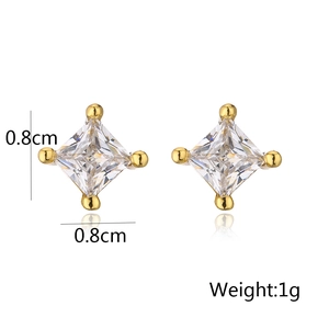 Detalle de pendientes de circonita cuadrada bañados en oro 18K, medida 0,8 cm y peso 1g