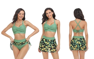Vista a tre angoli del bikini verde salvia e gonna da bagno con stampa di limoni