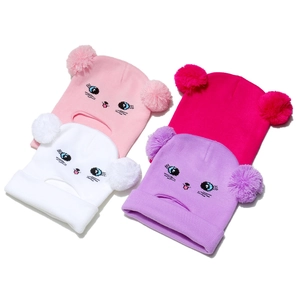 Dettaglio di passamontagna a maglia a forma di gatto in rosa e viola con pompon