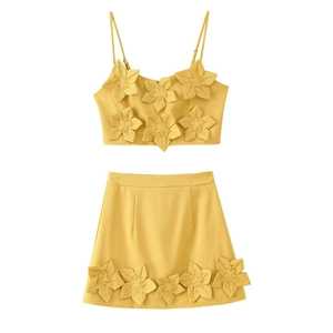 Ensemble jaune deux pièces pour femme avec haut à bretelles et jupe à fleurs 3D