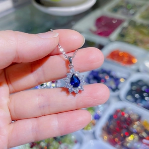Elegante tropfenförmige blaue Kristall Anhänger Halskette mit funkelndem Zirkon, Schmuck.