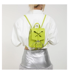 Détail d'un mini sac à dos vert citron avec découpe papillon et boucle en métal