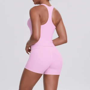 Vue arrière d'un ensemble de yoga rose brossé double face avec débardeur et short