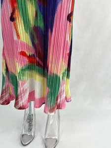 Gros plan sur un tissu plissé aux dégradés de couleurs artistiques et texture soyeuse