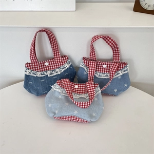 Détail de trois sacs en denim avec bordure dentelle, anses à carreaux et bouton