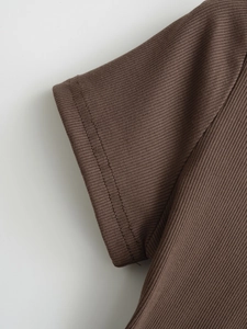 Gros plan sur le revers de la manche en maille côtelée avec double couture durable