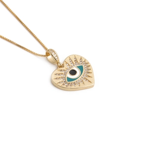 Goldene Herz-Halskette mit Evil Eye Zirkon Anhänger und Box-Kette auf weißem Hintergrund