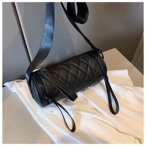 Detail der schwarzen gesteppten Zylindertasche mit Satin-Finish und breitem Gurt