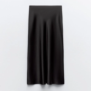 Eleganter schwarzer Satin-Midirock mit hoher Taille und seidiger Textur in gerader Form