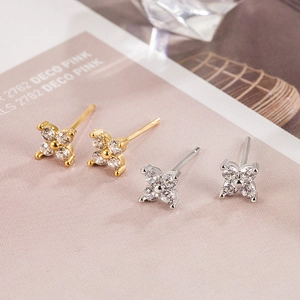 Sparkling four-leaf clover stud earrings in gold and silver finish with zircon petals